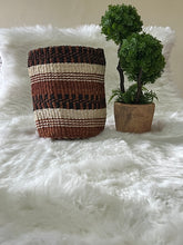 Charger l&#39;image dans la galerie, Dark Earth Woven Planters / Flower Baskets /Sisal Baskets / Vase Covers
