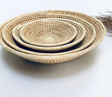 Charger l&#39;image dans la galerie, Un ensemble de 4 paniers muraux africains /Paniers muraux tissés assortis / Décoration murale africaine /Paniers muraux Boho - Livraison express gratuite
